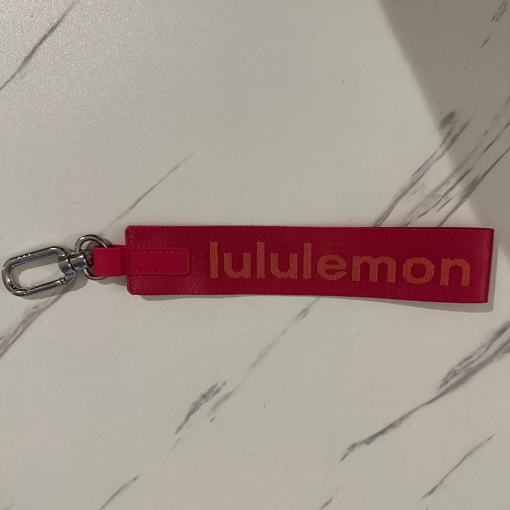 Lululemon Never Lost keychain - raspberry coulis/mango dream